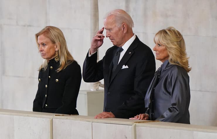 נשיא ארה"ב ג'ו ביידן ב לונדון לקראת הלוויה של המלכה אליזבת השנייה יחד עם רעייתו ג'יל ביידן