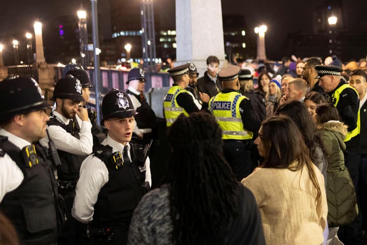 אנשים שחיכו בתור מתווכחים עם שוטרים לאחר סגירת הדלתות למעבר על פני ארון המלכה