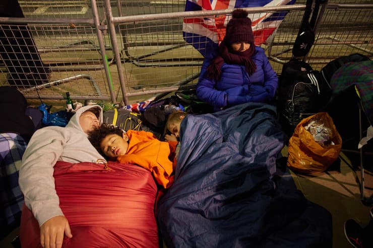 לתפוס מקום טוב מקדימה: בריטים ישנים ברחובות לונדון לקראת ההלוויה
