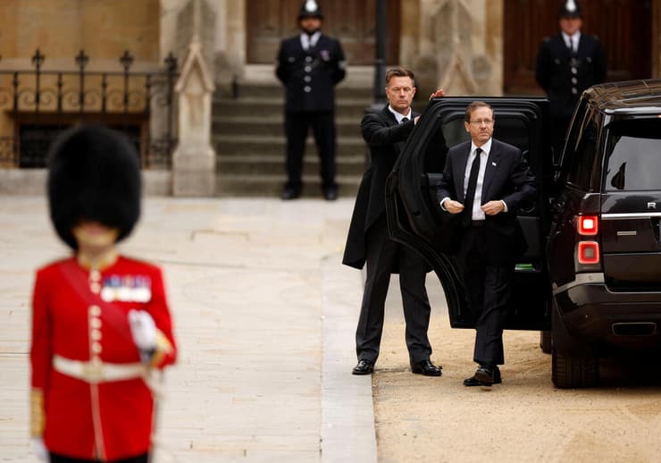 נשיא המדינה יצחק הרצוג מגיע להלווית המלכה אליזבת השנייה