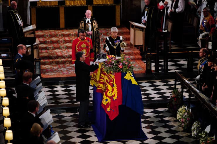 מסירים את כתר האימפריה הממלכתי מעל ארונה של המלכה  אליזבת הלוויה ב טירת ווינדזור בריטניה