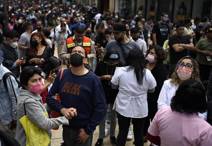 תושבים ברחובות מקסיקו סיטי אחרי רעידת אדמה