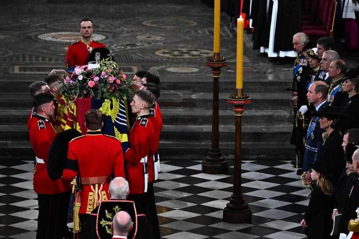 הלוויה ב קפלת סנט ג'ורג' טירת ווינדזור ל המלכה  אליזבת בריטניה