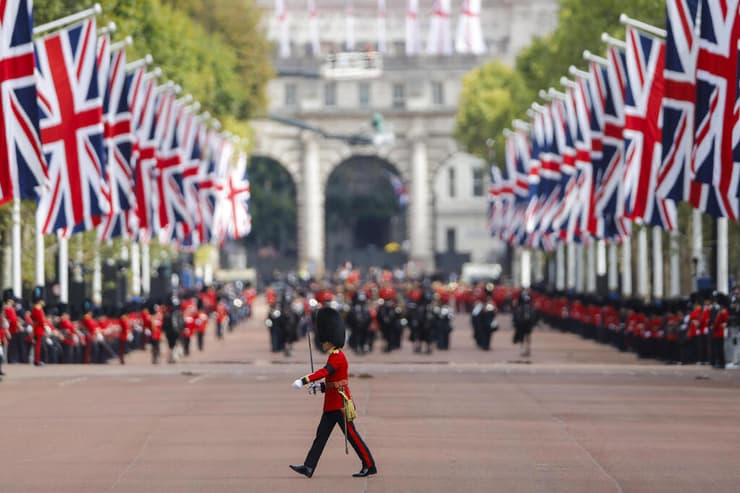 קהל ב לונדון תהלוכה לווייה המלכה אליזבת צילום לוויין בריטניה