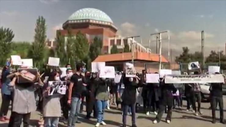 הפגנה באוניברסיטה ב טהרן בעקבות מותה ה צעירה מהסא אמיני אחרי שנעצרה על ידי משטרת המוסר 