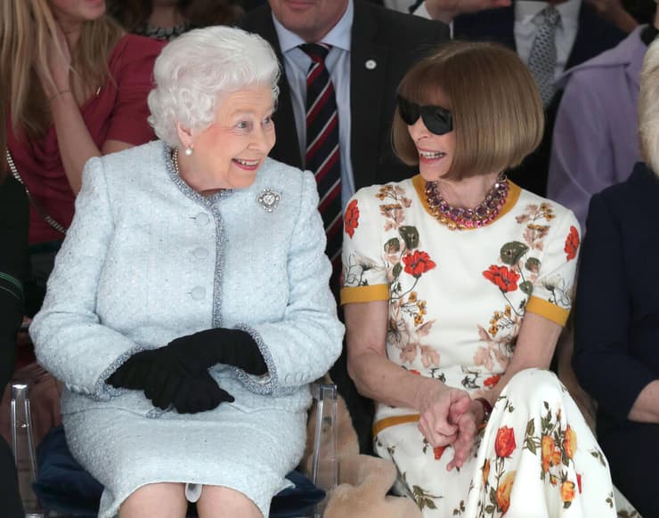 המלכה אליזבת ה-II לצד אנה ווינטור בתצוגת אופנה של ריצ'רד קווין, 2018