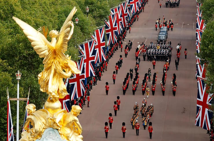 הלוויה תהלוכה ל המלכה אליזבת לונדון בריטניה