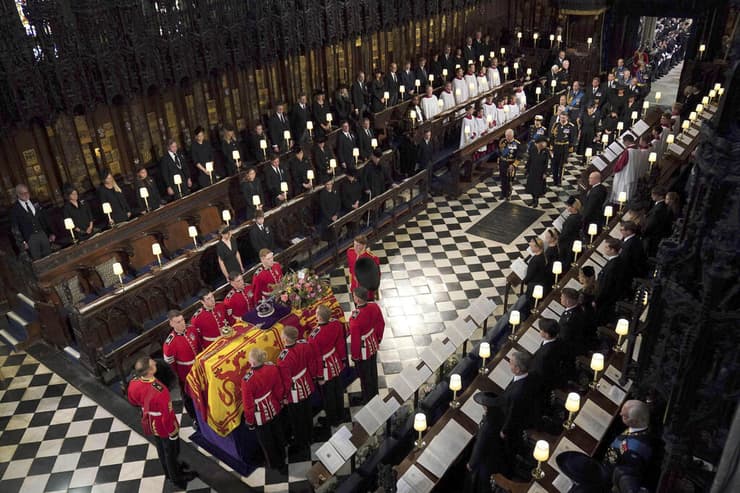 הלוויה ב קפלת סנט ג'ורג' טירת ווינדזור ל המלכה  אליזבת בריטניה