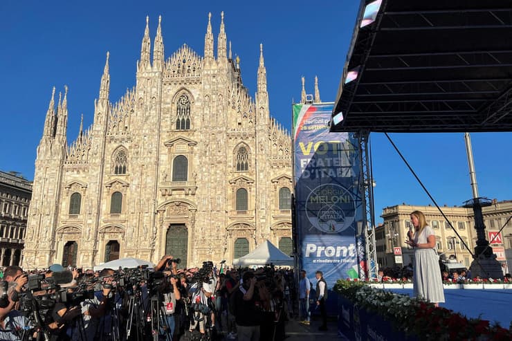 איטליה ג'ורג'ה מלוני מפלגת האחים של איטליה עצרת בחירות דואומו מילאנו