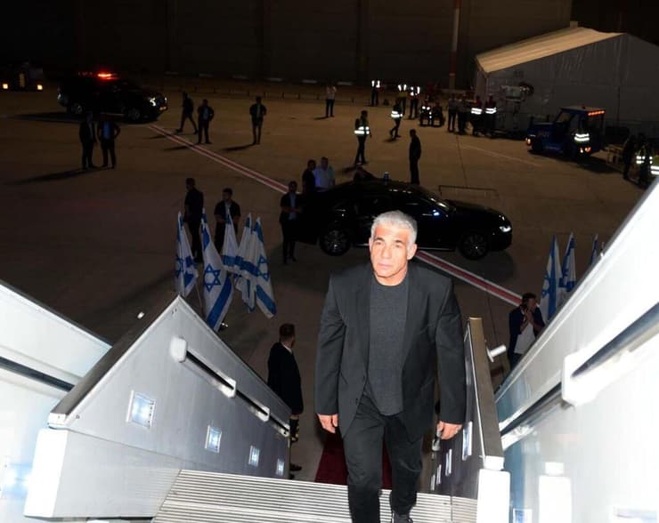 רה"מ לפיד עולה למטוס לפני המראתו לעצרת האו"ם בניו יורק