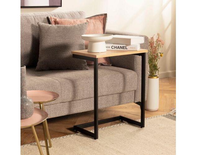 בשביל לא לקום מהספה: שולחן צד נייד, בקווים מודרניים לסגנון האורבן שיק.