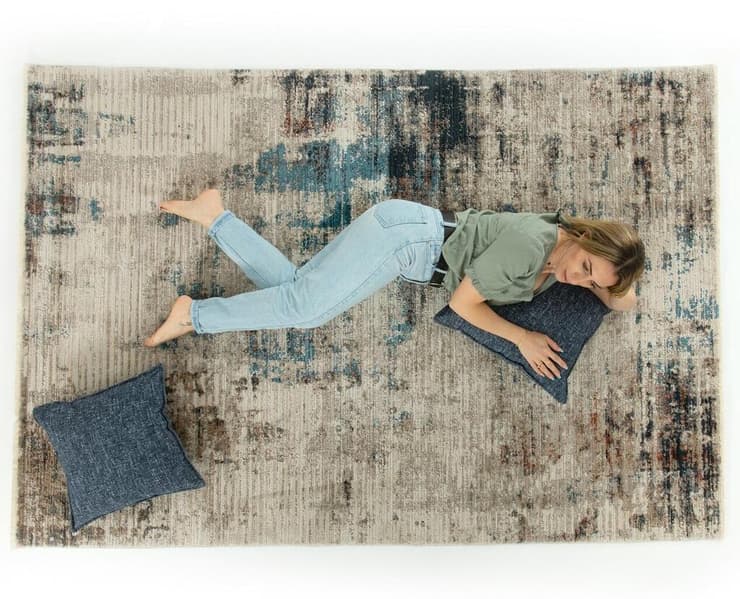 סיפור בג'ינס: שטיחים וכריות עם נגיעות של כחול ג'ינס ודיו.