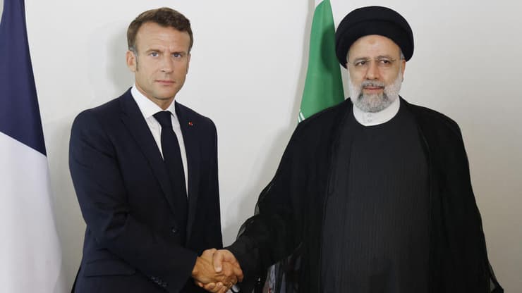 נשיא צרפת עמנואל מקרון פגישה עם נשיא איראן איברהים ראיסי בנניין האו"ם בניו יורק