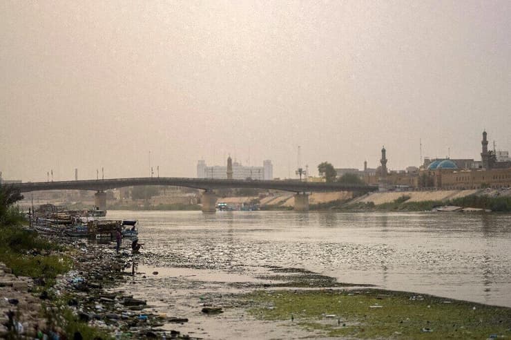 נהר החידקל זורם תחת גשר אחרר במרכז בגדד