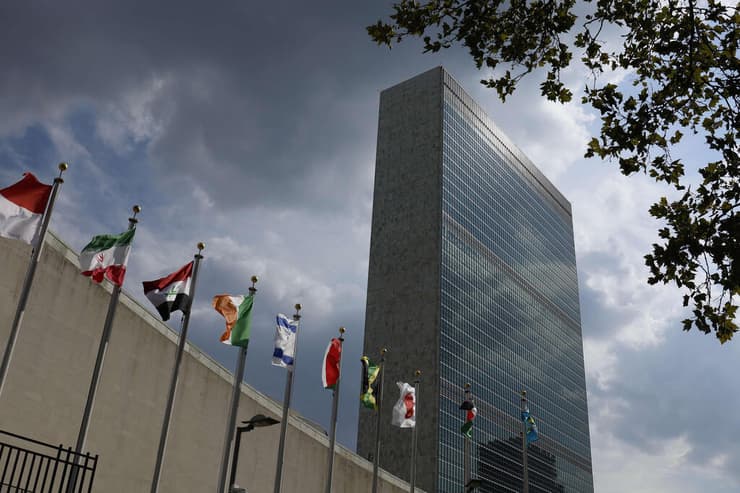 כינוס העצרת הכללית של האו"ם דגלים במטה האו"ם בניו יורק כולל דגל ישראל
