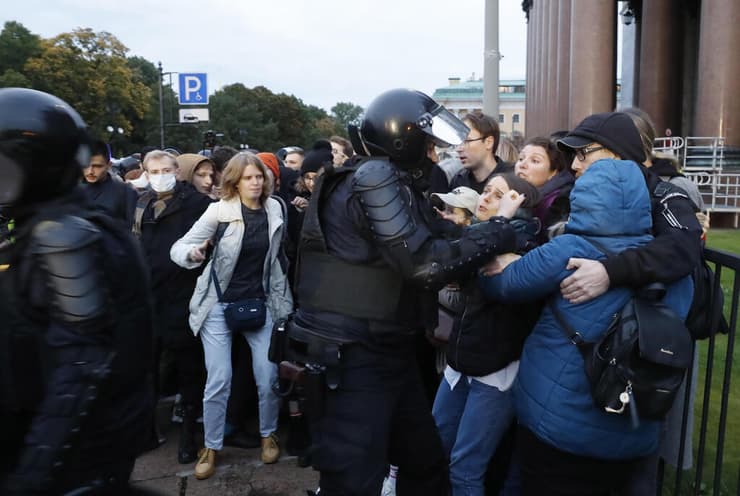 הפגנות מפגינים הפגנה בעיר סנט פטרבורג ב רוסיה גיוס מילואים למלחמה באוקראינה