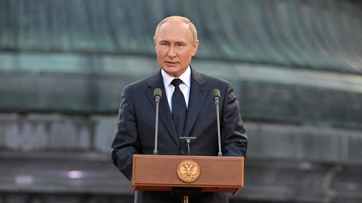 נשיא רוסיה ולדימיר פוטין נושא נאום ב מהלך אירוע ל ציון יום השנה ה-1160 להקמת ה מדינה של רוסיה ב ווליקי נובגורוד ב-21 בספטמבר 2022