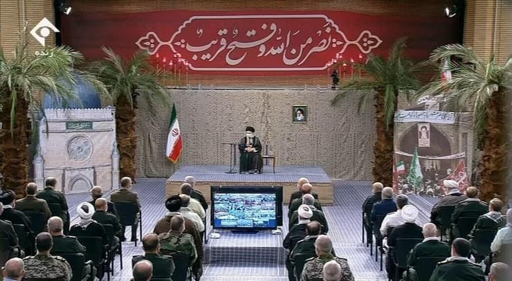 המנהיג העליון של איראן עלי חמינאי בהופעה פומבית אירוע חללי מלחמה בצל דיווחים על מצבו הבריאותי
