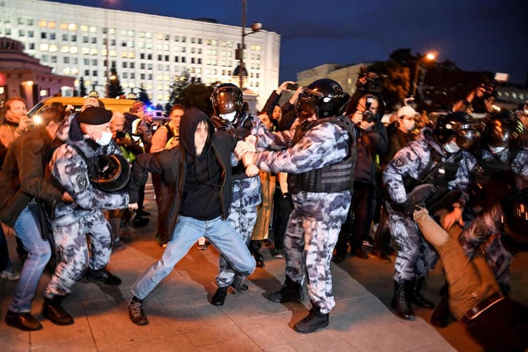 מפגינים הפגנה הפגנות מוסקבה רוסיה מחאה נגד צווי הגיוס לצבא מלחמה ב אוקראינה