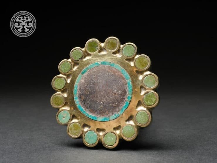 עיטור עשוי זהב שמשובץ באבנים יקרות ערך, שהתגלתה בקסטילו דה הוארמי