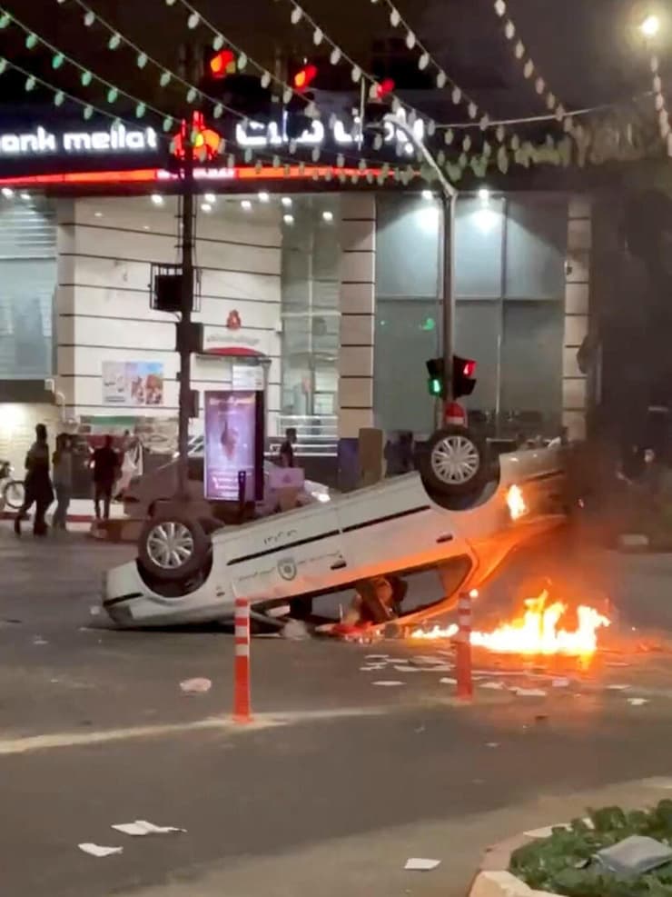 רכב שהוצת ב מחאה הפגנה בעיר בוג'נורד איראן בעקבות מות הצעירה מהסא אמיני 