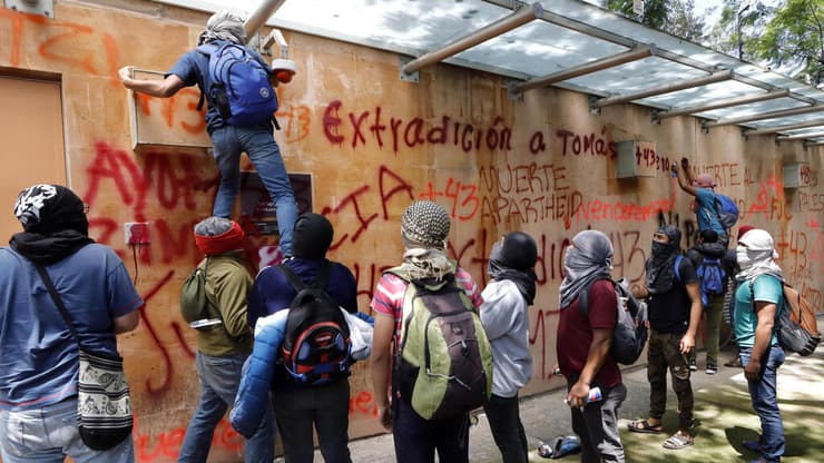 מחאה נגד שגרירות ישראל במקסיקו בדרישה להסגרת הבכיר מקסיקני תומאס זרון תומס זרון