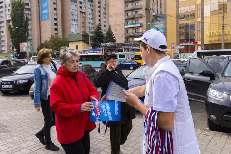 לוהנסק אוקראינה מתנדבים מחלקים פליירים קוראים להצטרף לרוסיה לקראת משאל עם
