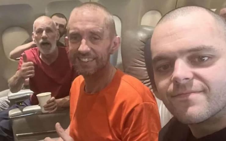 איידן אסלין (ימין) ו שון פינר (מרכז) ו ג'ון הרדינג (שמאל) שנפלו בשבי המורדים הפרו-רוסים ב אוקראינה על מטוס בדרך ל בריטניה בעקבות עסקת חילופי שבויים בין קייב ל רוסיה