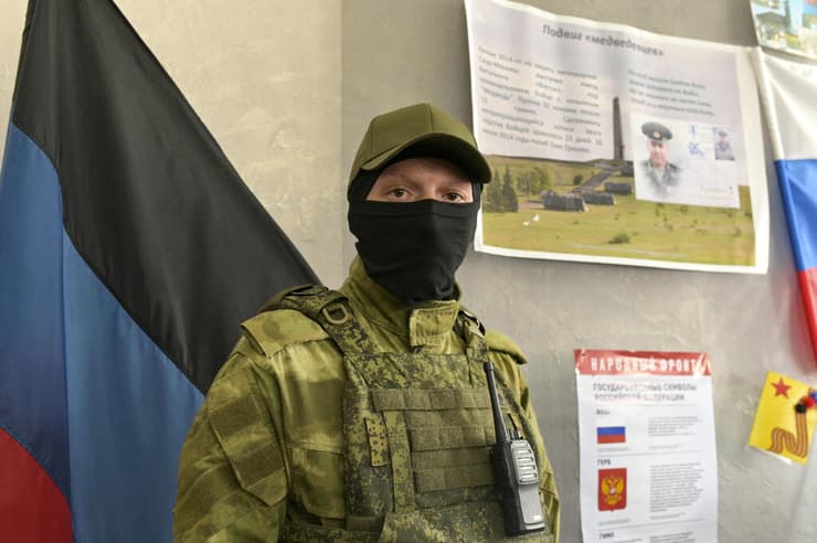 חייל בכוחות הבדלנים ב מחוז דונייצק ב אוקראינה ב קלפי לקראת משאל העם על סיפוח ל רוסיה