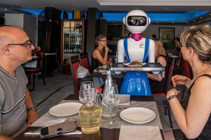 רובוט ממלצר במסעדה