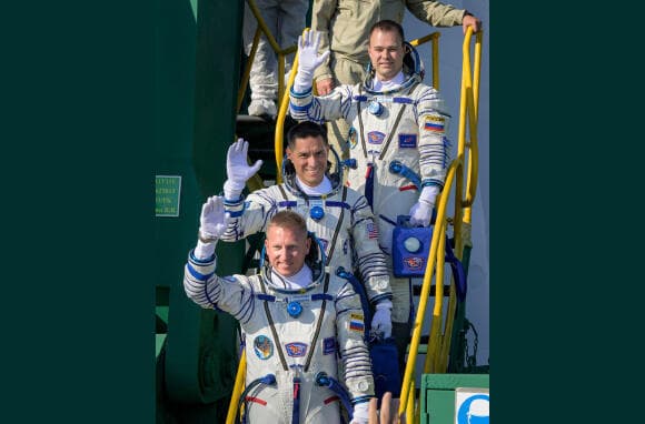 הסכם חילופים ראשון אחרי יותר מ-15 שנה. רוביו (באמצע) עם עמיתיו למשימת סויוז MS-22 בדרכם לחללית