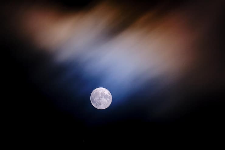 ירח מלא עם עננות כבדה