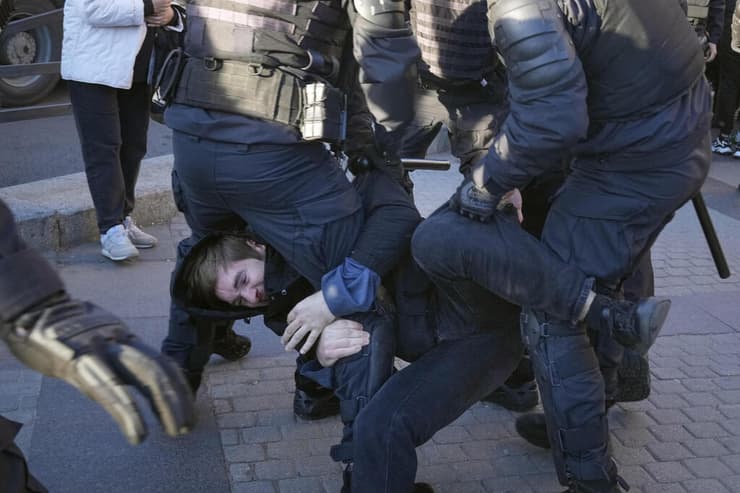 רוסיה שוטרים עוצרים מפגינים ב סנט פטרסבורג הפגנות נגד המלחמה ב אוקראינה ו הגיוס