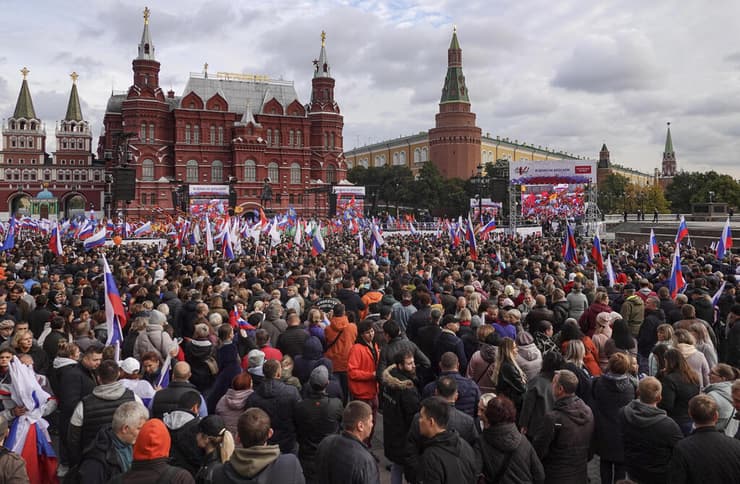 רוסיה תומכי הקרמלין מפגינים בכיכר האדומה ב מוסקבה בעד סיפוח חבל דונבאס מ אוקראינה