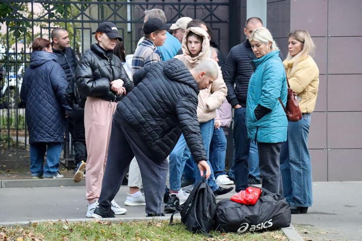 גברים שגויסו ברוסיה נפרדים מבני משפחותיהם