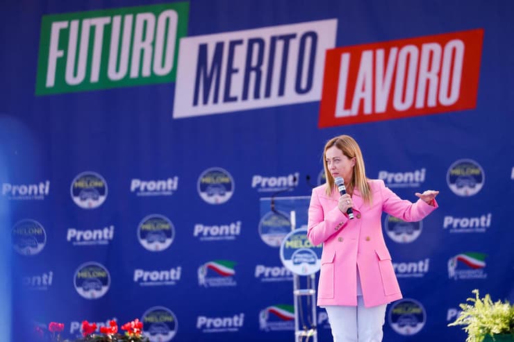 איטליה ג'ורג'ה מלוני עם בוחרים ב נאפולי