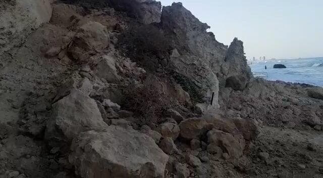 נפילת סלעים בחוף בהרצליה