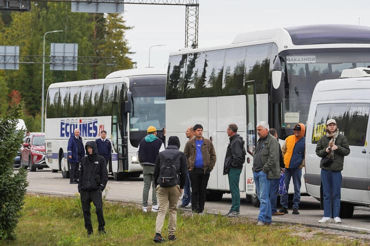 אוטובוסים מורידים נוסעים בגבול פינלנד