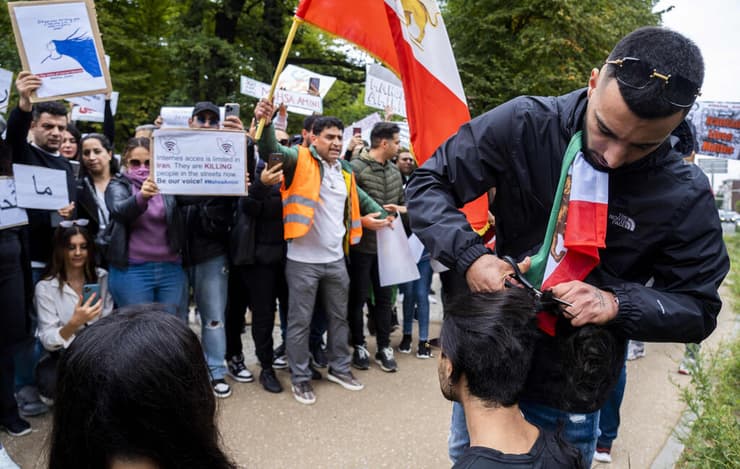 הולנד האג מחאת שיער גזור ב הפגנה למען מהסא אמיני ש נהרגה ב איראן