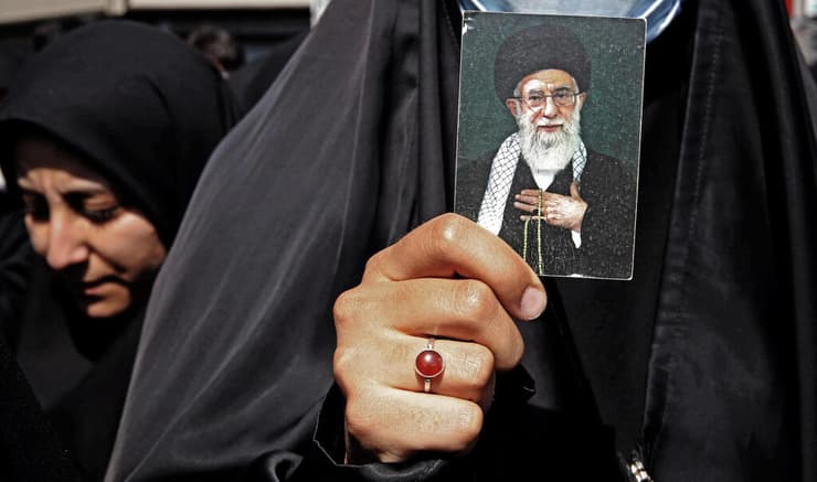 איראן תומכי ה משטר מפגינים ב טהרן בעד השלטון ובעד ה חיג'אב בעקבות מחאת מהסא אמיני