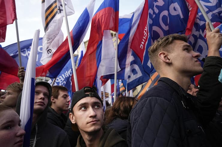 רוסיה תומכי הקרמלין מפגינים בכיכר האדומה ב מוסקבה בעד סיפוח חבל דונבאס מ אוקראינה