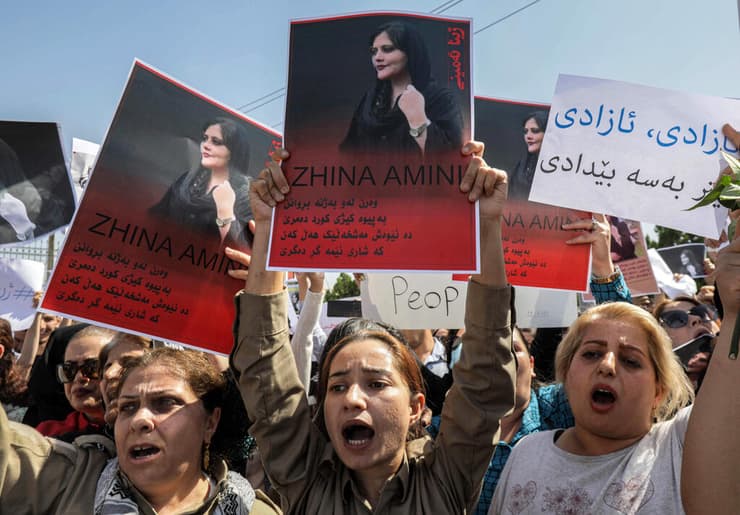 עיראק נשים כורדיות ב אירביל מפגינות נגד איראן בעקבות הרג מהסא אמיני