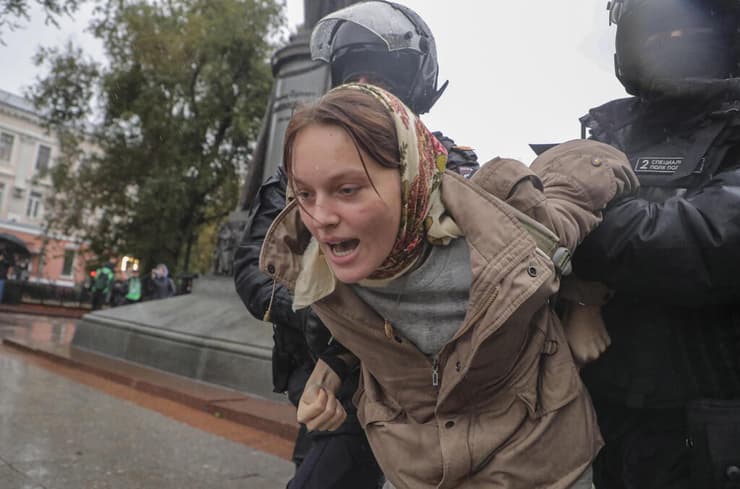 רוסיה שוטרים עוצרים מפגינים ב מוסקבה הפגנות נגד המלחמה ב אוקראינה ו הגיוס