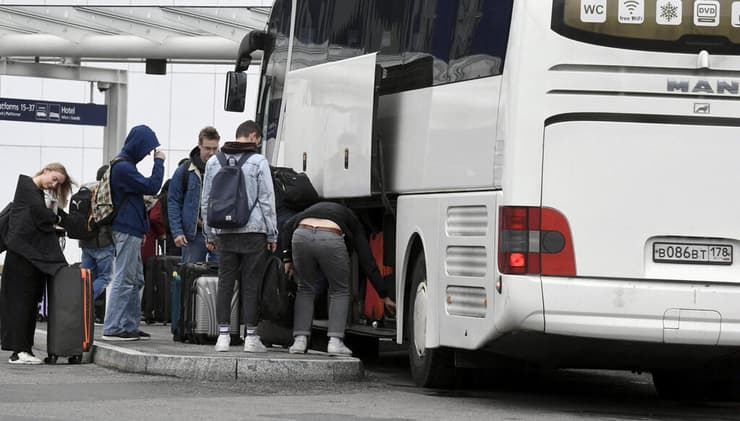 פינלנד רוסים ש הגיעו ב אוטובוס מסנט פטרסבורג רוסיה יורדים ב נמל התעופה ב הלסינקי בריחה מלחמה אוקראינה