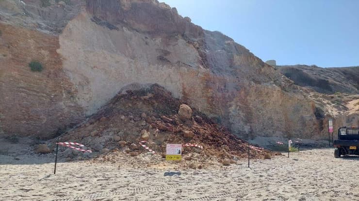 נפילת סלעים בחוף בבית ינאי