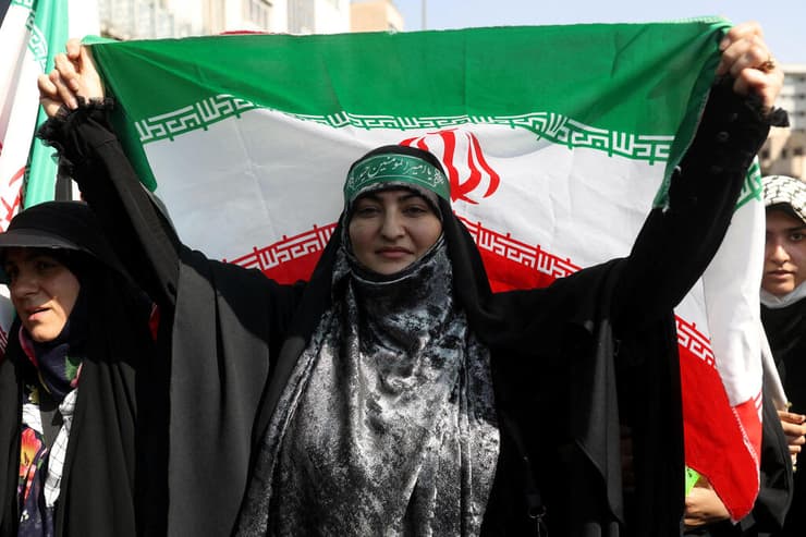 איראן נשים תומכות ה משטר מפגינות ב טהרן בעד השלטון ובעד ה חיג'אב בעקבות מחאת מהסא אמיני