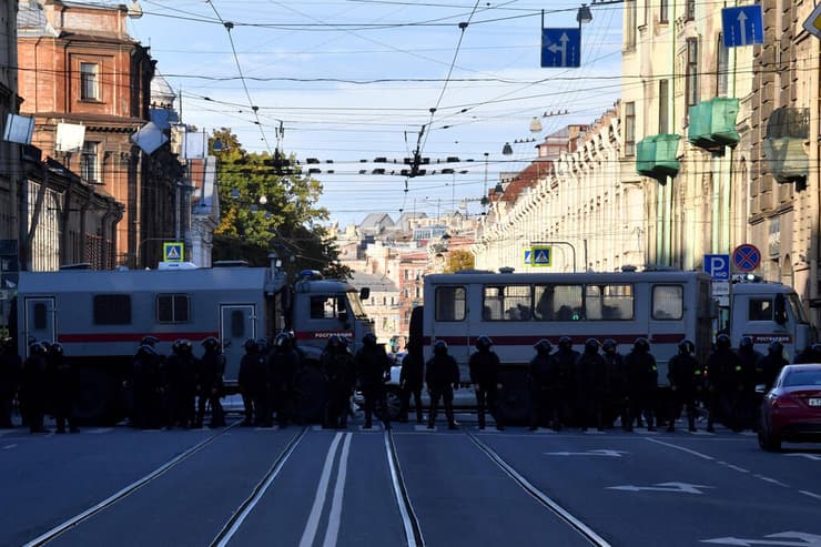 רוסיה שוטרים חוסמים רחוב ב סנט פטרסבורג לקראת הפגנות נגד המלחמה ב אוקראינה ו הגיוס