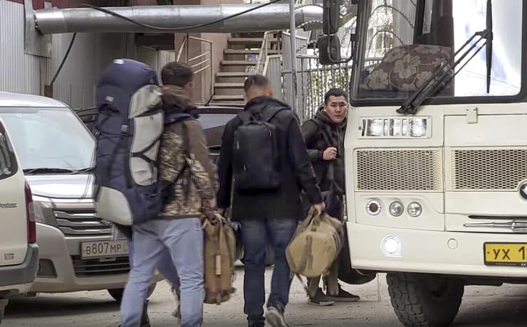 רוסיה מגויסים ל מלחמה ב אוקראינה עולים לאוטובוס ב יקוטצק שבמזרח רוסיה