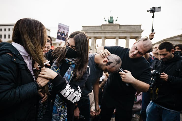 גרמניה ברלין מחאת שיער גזור ב הפגנה למען מהסא אמיני ש נהרגה ב איראן