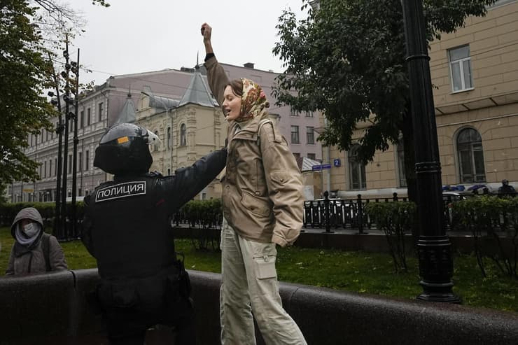 רוסיה שוטרים עוצרים מפגינה ב מוסקבה הפגנות נגד המלחמה ב אוקראינה ו הגיוס